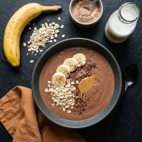 Koktajl bananowo-kakaowy z masłem migdałowym i owsem