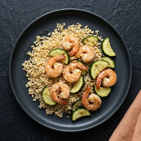 Krewetki z czosnkiem, cukinią i kaszą bulgur