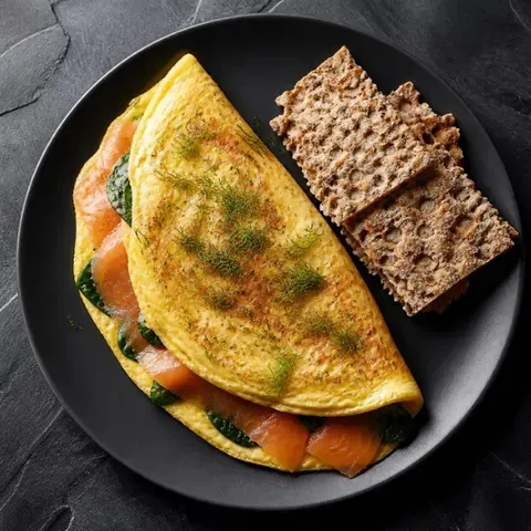 Omlet z łososiem wędzonym, szpinakiem i koperkiem