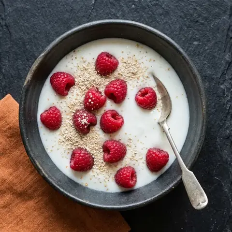 Kefir z otrębami i malinami